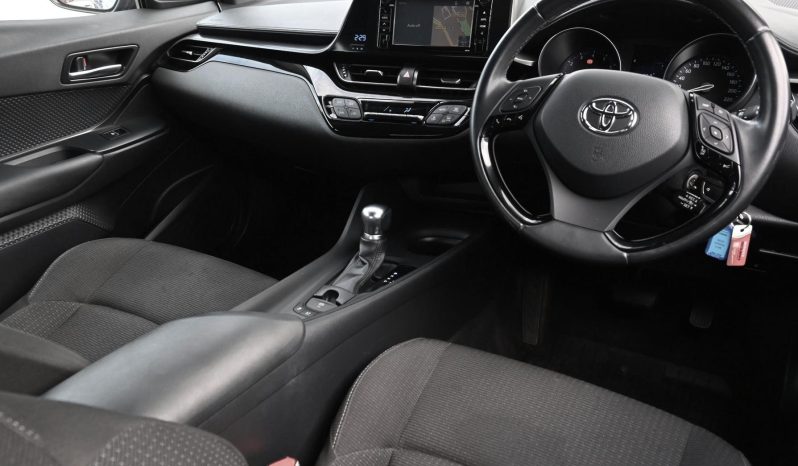 
								2017 Toyota C-HR Wagon full									