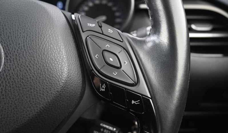 
								2017 Toyota C-HR Wagon full									