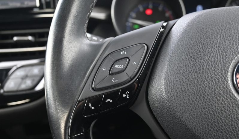 
								2017 Toyota C-HR Wagon full									