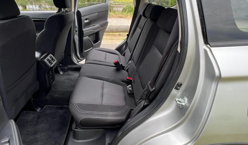 
								2018 Mitsubishi Outlander ES full									