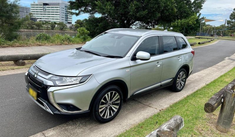 
								2018 Mitsubishi Outlander ES full									