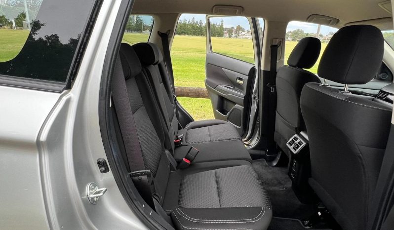 
								2018 Mitsubishi Outlander ES full									