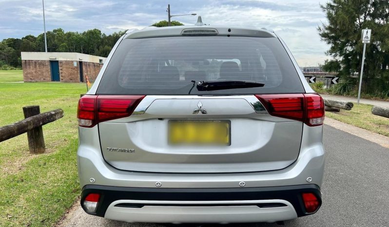 
								2018 Mitsubishi Outlander ES full									