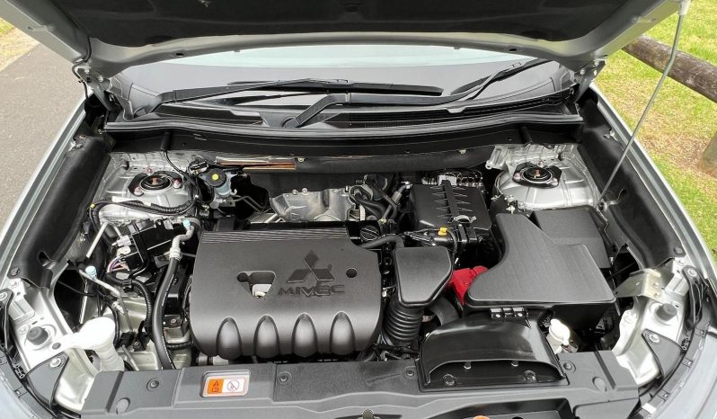 
								2018 Mitsubishi Outlander ES full									