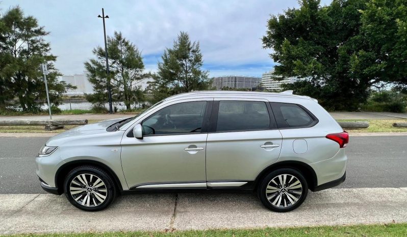 
								2018 Mitsubishi Outlander ES full									
