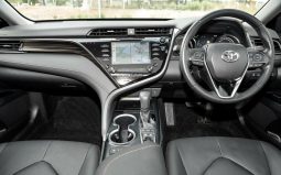
										2018 Toyota Camry SL Hybrid full									