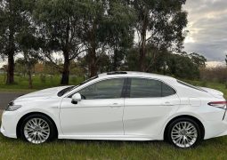 
										2018 Toyota Camry SL Hybrid full									