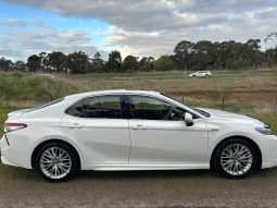 
										2018 Toyota Camry SL Hybrid full									