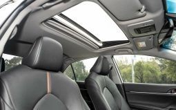 
										2018 Toyota Camry SL Hybrid full									