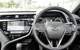 
										2018 Toyota Camry SL Hybrid full									