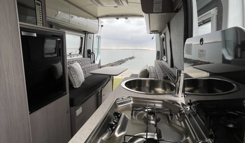 
								2021 Renault Master 19feet Camper full									